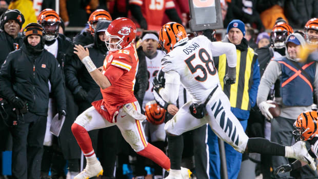Joseph Ossai da la cara tras señalamientos por foul personal a Mahomes